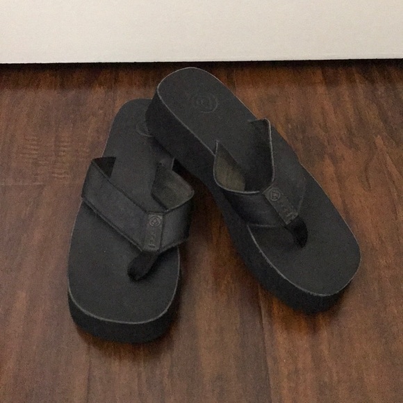 reef black leather flip flops